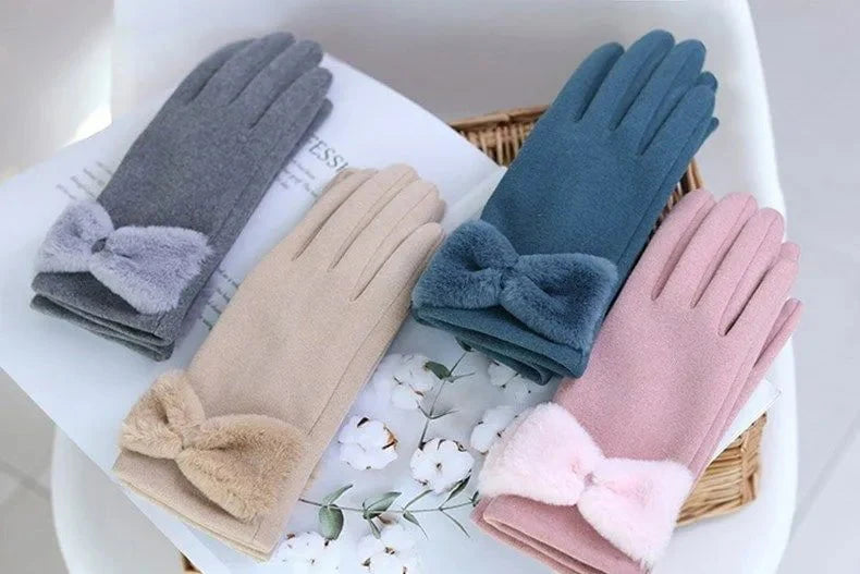 Winter gloves with bow tie