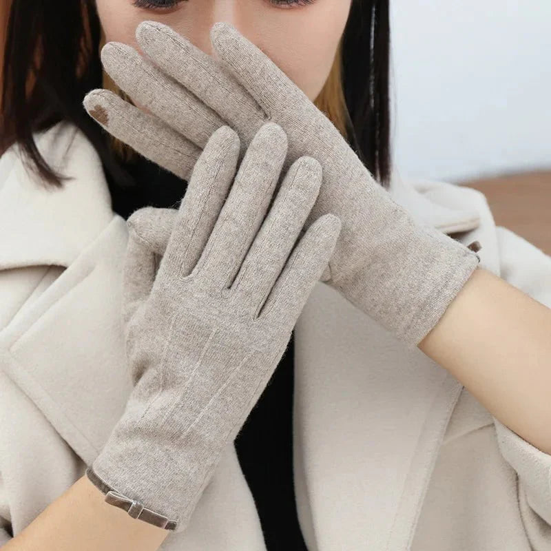 Simple, elegant cashmere gloves