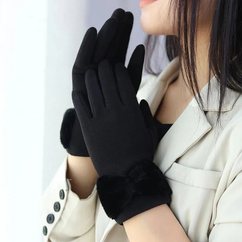 Winter gloves with bow tie
