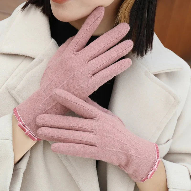 Simple, elegant cashmere gloves